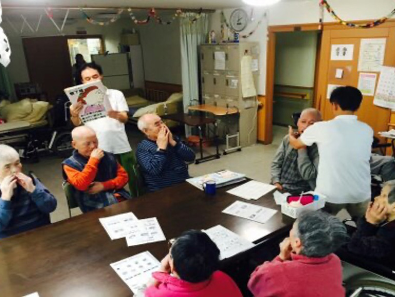 訪問先関連施設での口腔体操の様子